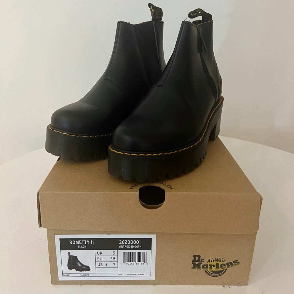 Dr. Martens Rometty Chelsea Boot Women (Size US 7 but fits a US 8-8.5)